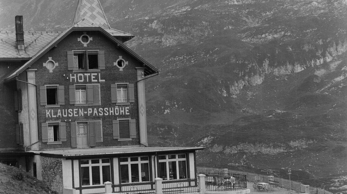 Hotel 1930, Hintere Terrasse mit Treppe, Motorwagen abfahrbereit